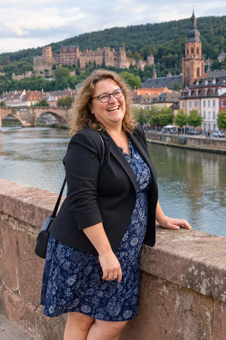 Schwarzer Blazer über geblümtem Kleid an der Alten Brücke in Heidelberg